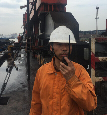 黃柏春，楊灣港務(wù)分公司裝卸工班副班長。他工作認(rèn)真、細(xì)致，有責(zé)任心。工作中，主動排除班中的各類安全隱患，避免事故的發(fā)生，實(shí)現(xiàn)班組安全生產(chǎn)無事故。  “決不把隱患交到下一班?！边@是黃柏春的一貫工作作風(fēng)。在4月中旬的一個夜班，在一條海輪卸貨作業(yè)結(jié)束后，由于裝卸的煤炭中有大量的煤矸石，料斗斗口被完全卡住，必須人工進(jìn)入料斗內(nèi)進(jìn)行清理，工人在料斗中作業(yè)十分危險，身為副班長的他主動擔(dān)負(fù)起料斗內(nèi)清理的任務(wù)。他叫來了兩位工友，與自己一起進(jìn)入料斗，在保證斗內(nèi)貨物不坍塌的情況下，用手一塊塊的挖出了卡在料斗口的煤矸石，一直干到上早班的工友來接班才將斗口完全疏通好，累得他直不起腰來。  班中，他時刻留意員工的操作行為，保證員工安全無事故。4月下旬的一個白班，他們班和外務(wù)工配合進(jìn)行圓鋼卸船作業(yè)，一名新進(jìn)的外務(wù)工在掛鉤結(jié)束后站到了艙壁的里側(cè)，貨物起吊時突然晃動起來，離新外務(wù)工3米遠(yuǎn)的黃柏春一看不對勁，立刻起身一個快步?jīng)_到他身后將他往后一拉，只聽“砰”一聲，圓鋼撞在了他旁邊的艙壁上，“好險啊，多虧你，不然就撞到我了?！蓖鈩?wù)工驚恐地說。 “你不能站在里側(cè)，很危險，工作時得處處小心?！秉S柏春拉著這位外務(wù)工的手臂厲聲地說。黃柏春就是這樣，班中時刻留意著每位員工的操作行為，守護(hù)著每位員工的生命安全，讓班組員工高高興興上班，安安全全回家。  “檢查一下勞保用品佩戴好沒有”。這是黃柏春每天上班時必說的一句話。一次，班里有位員工在江船清艙作業(yè)時救生衣未穿，黃柏春知道后狠狠地批評了他，對他說：“臨水作業(yè)不穿救生衣，就是對自己不負(fù)責(zé)，要是出了事，后悔也來不及。”  擔(dān)任副班長一年多以來，黃柏春時刻把班組安全工作當(dāng)作頭等大事，是班組員工的安全守護(hù)人。他班前注重安全檢查，排除隱患，班中時刻留心員工操作行為，發(fā)現(xiàn)問題，及時處理，保證班組員工在安全環(huán)境下作業(yè)，避免了事故的發(fā)生，為班組員工撐起一把“安全傘”。